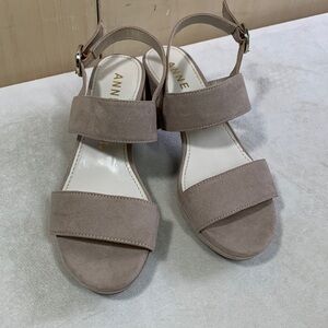 Anne Klein tan suede block heel sandal women’s 6.5 like new